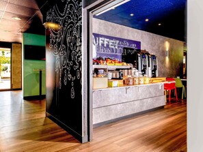 Colazione a buffet a pagamento, servita tutte le mattine 