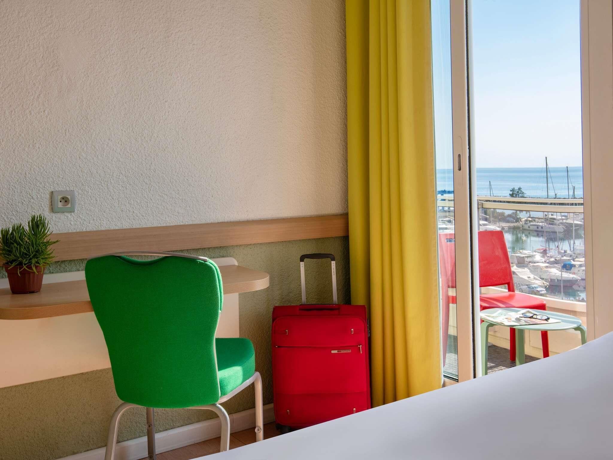 Escritorio, sistema de insonorización y wifi gratis 