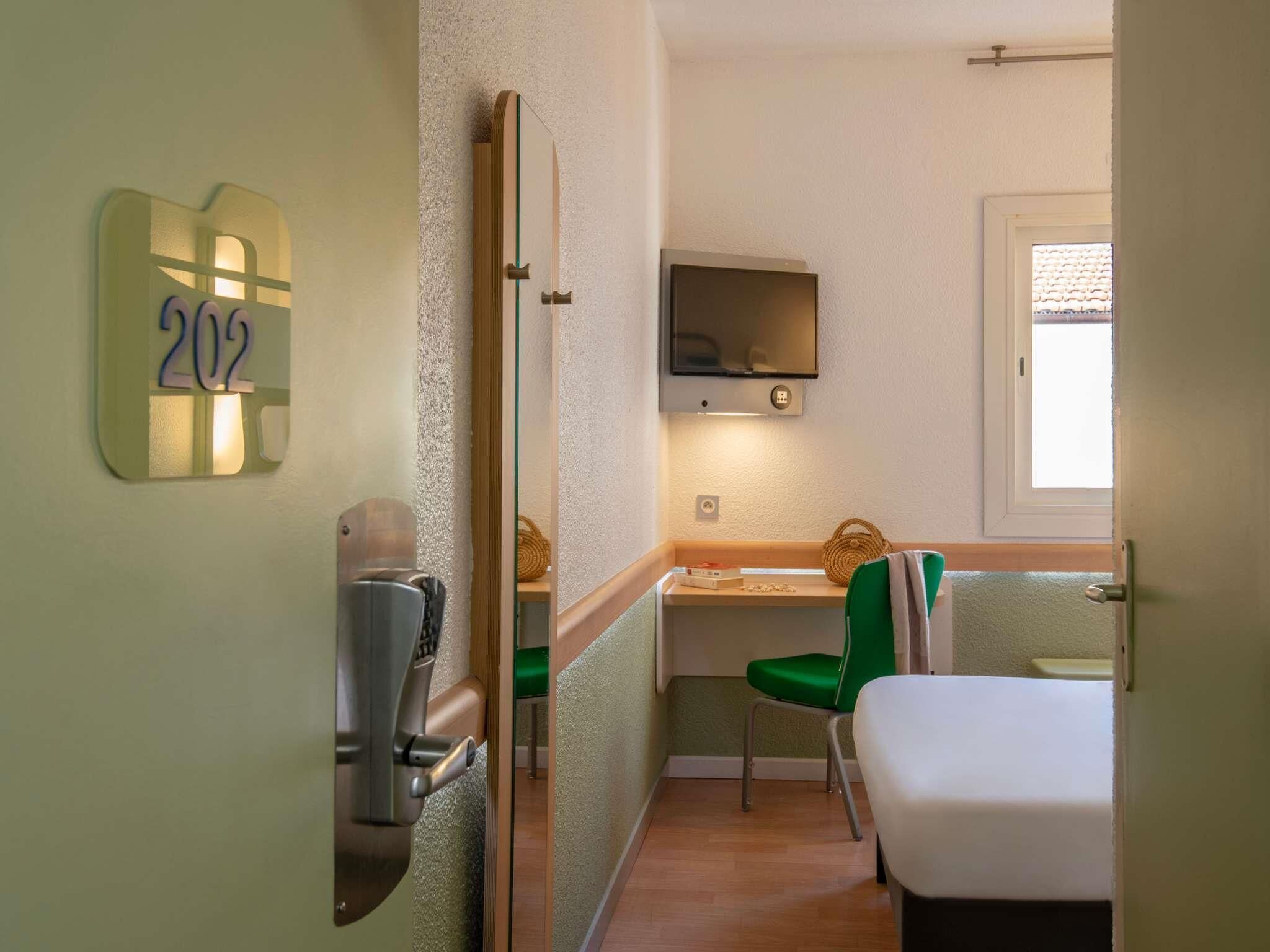Standard Room, 1 Double Bed | Desk, soundproofing, free WiFi