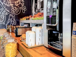 Se ofrece un desayuno bufé todos los días (9.50 EUR por persona)