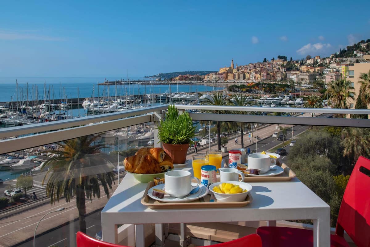 Quarto triplo, várias camas, vista para o mar | Escrivaninha, quartos à prova de som, Wi-Fi de cortesia