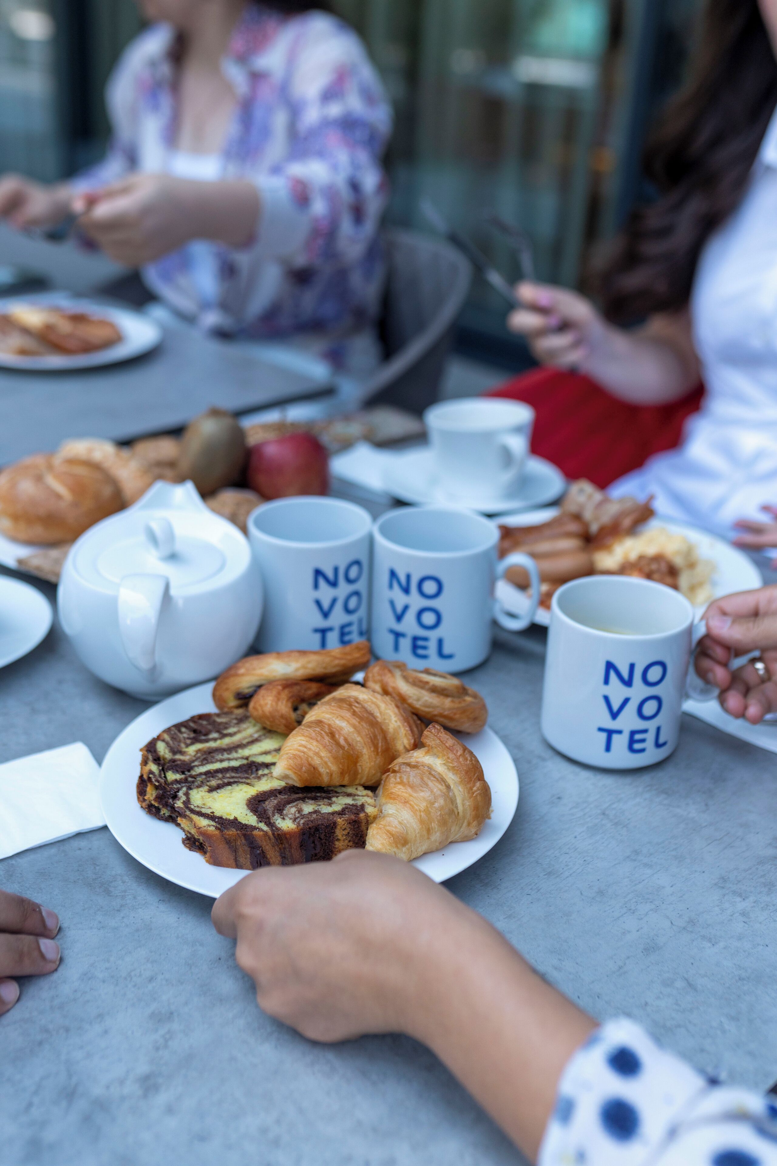 breakfast, lunch, dinner served; international cuisine