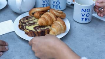 Breakfast, lunch, dinner served; international cuisine