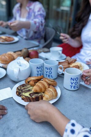 Breakfast, lunch, dinner served; international cuisine  - Novotel Wien Hauptbahnhof (Vienna)