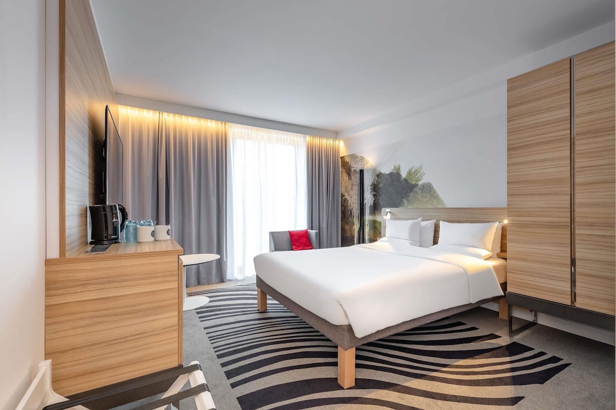 Camera Standard, 1 letto matrimoniale, accesso in sedia a rotelle | Biancheria da letto ipoallergenica, una cassaforte in camera