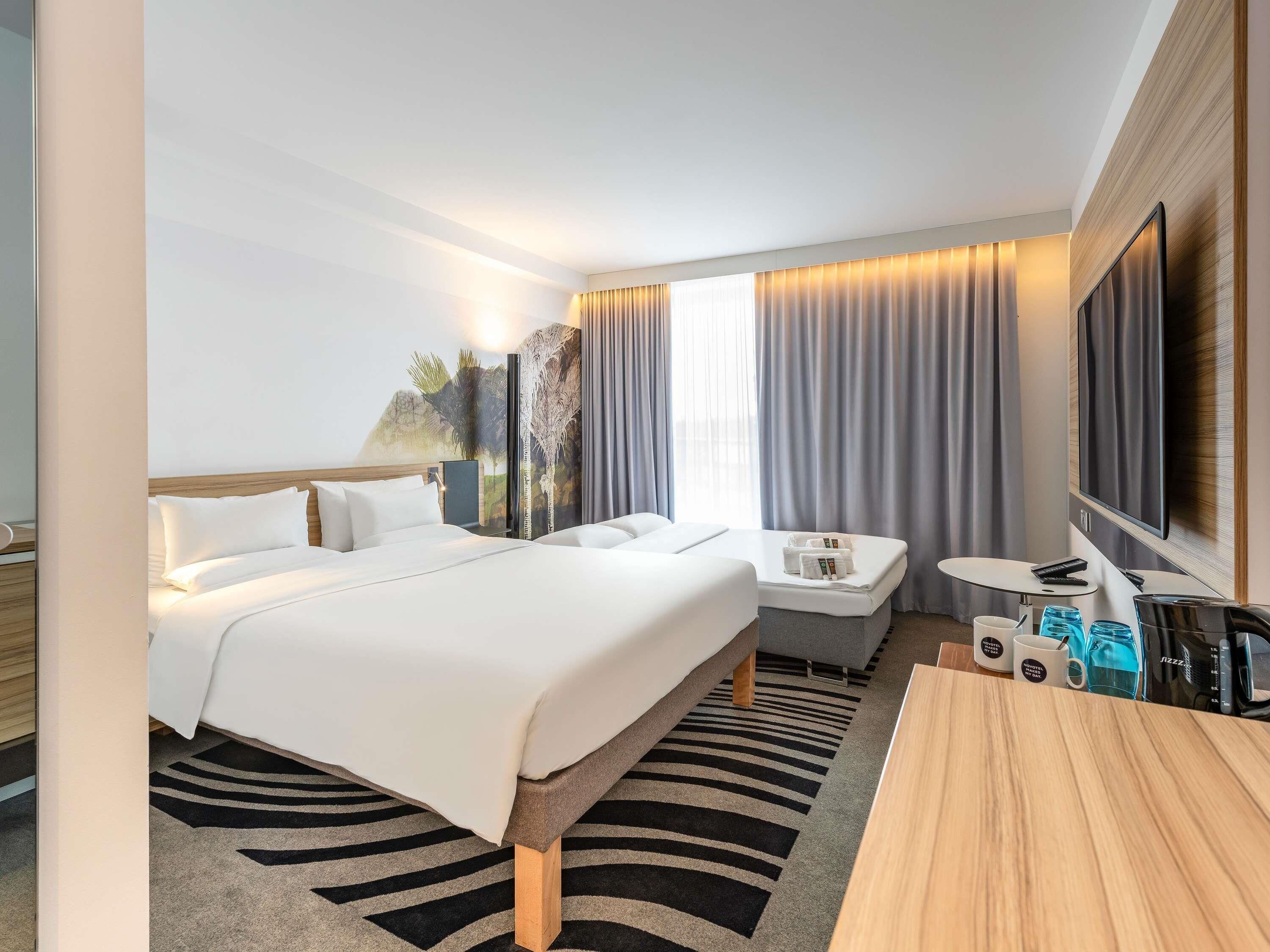 Roupas de cama antialérgicas, cofres nos quartos, cortinas blackout