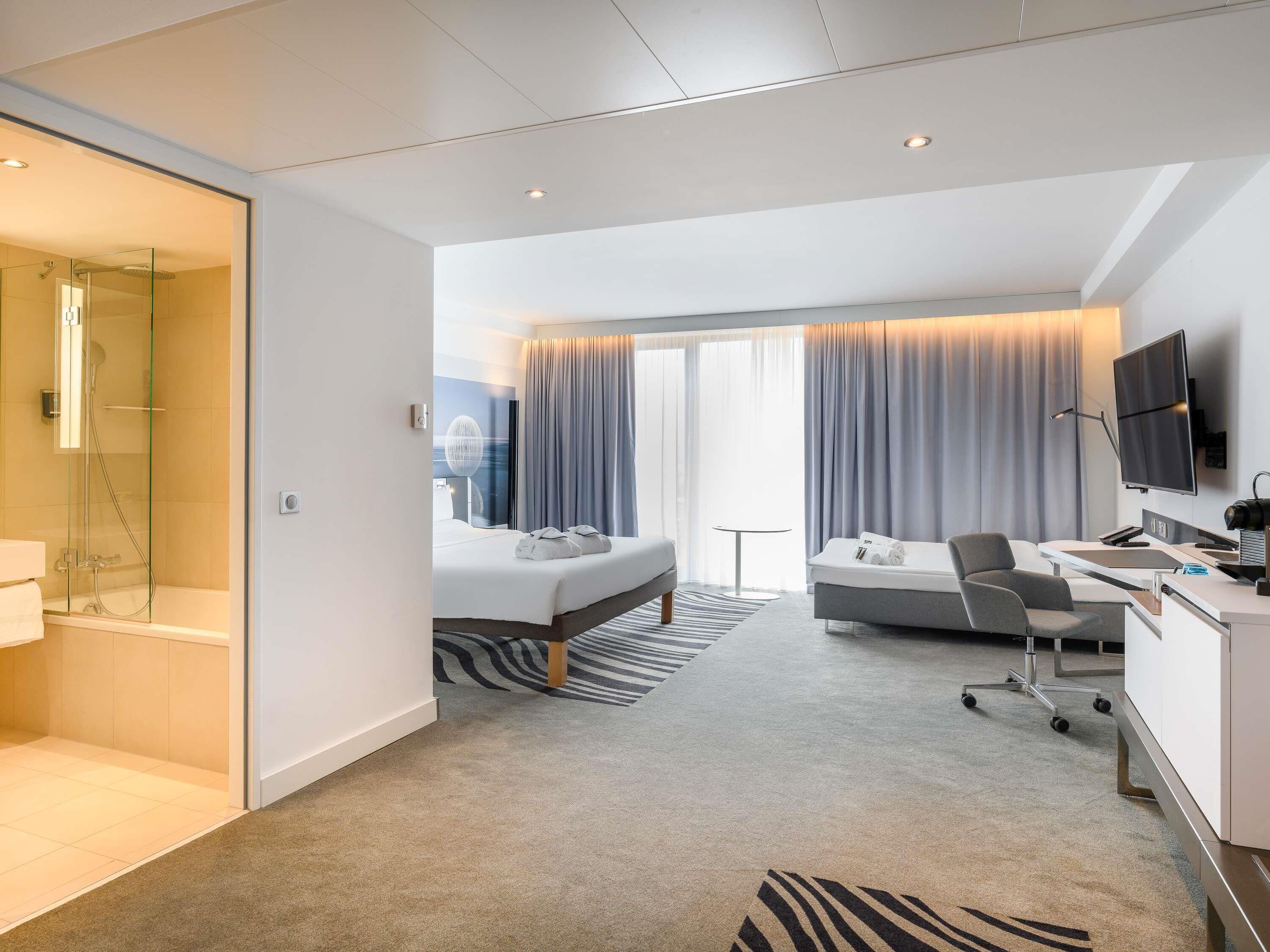 Suíte júnior | Roupas de cama antialérgicas, cofres nos quartos, cortinas blackout