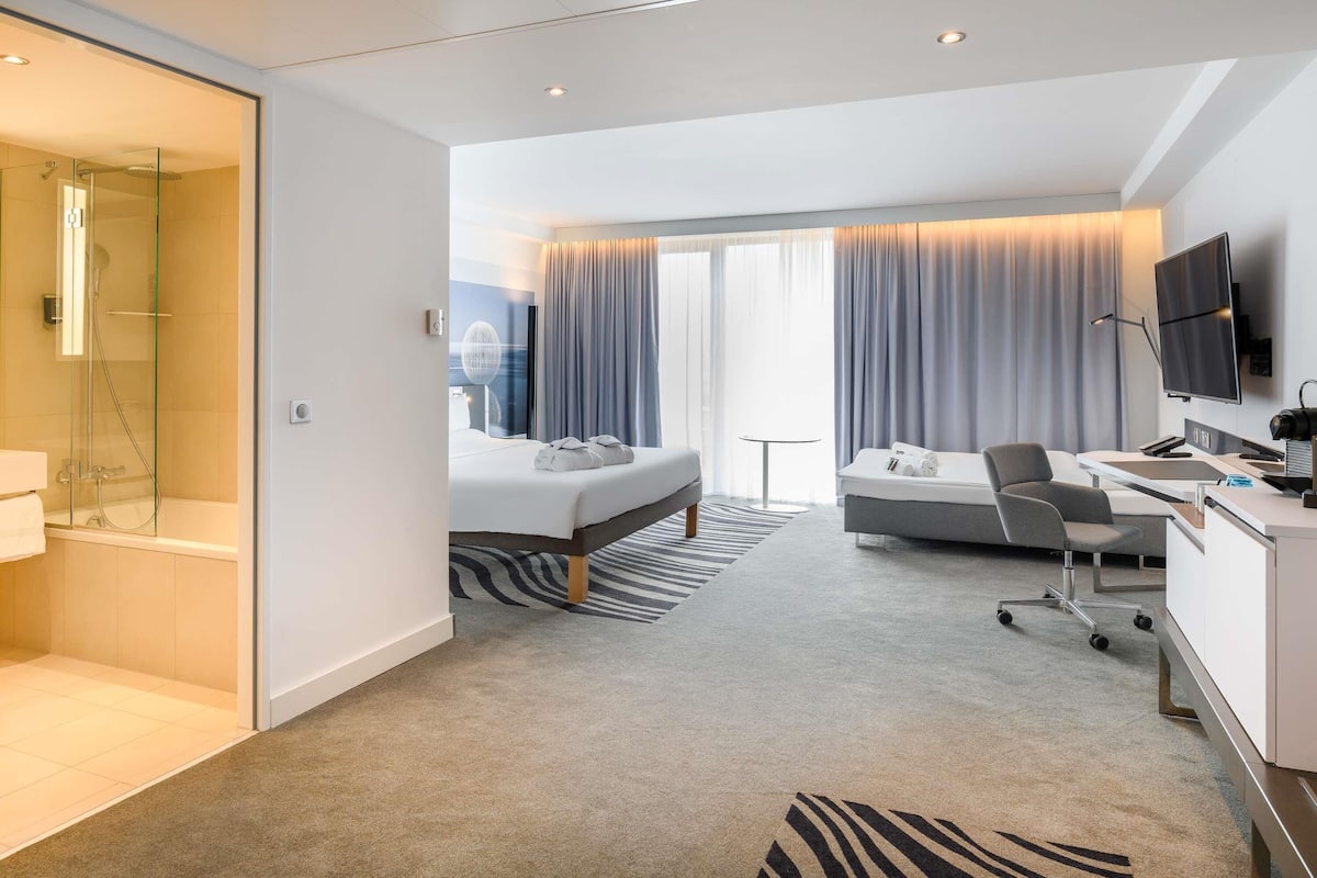 Junior Suite | Hypo-allergenic bedding, in-room safe, blackout curtains, soundproofing