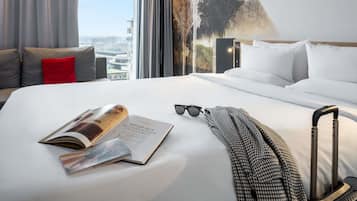 Ropa de cama hipoalergénica y caja de seguridad en la habitación