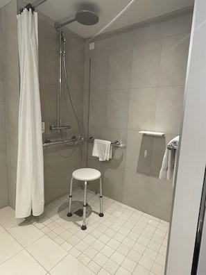 Quarto standard, 1 cama de casal, acessível | Banheiro | Produtos de toalete biodegradáveis, secador de cabelo, toalhas de banho
