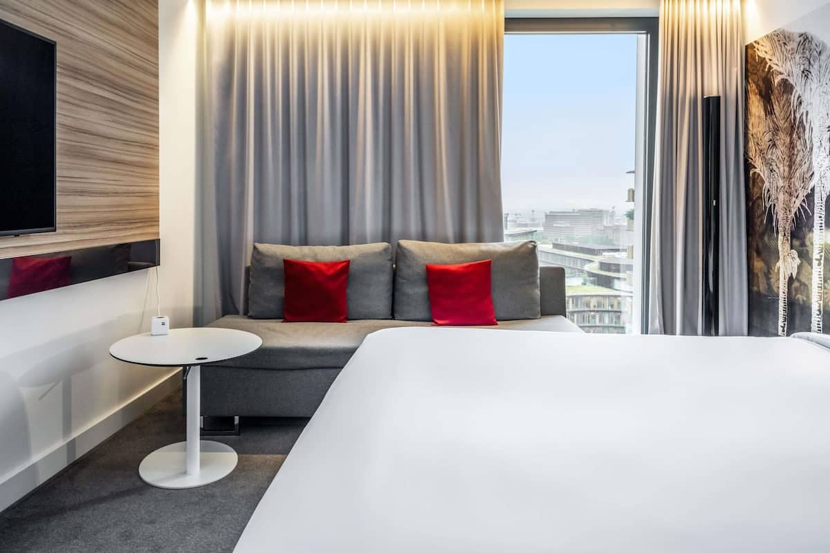 Hypo-allergenic bedding, in-room safe, blackout curtains, soundproofing