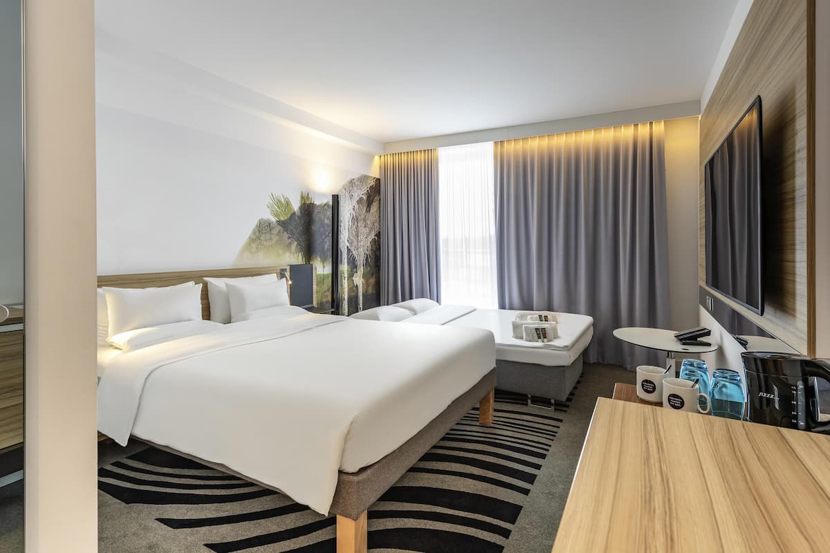 Hypo-allergenic bedding, in-room safe, blackout drapes, soundproofing
