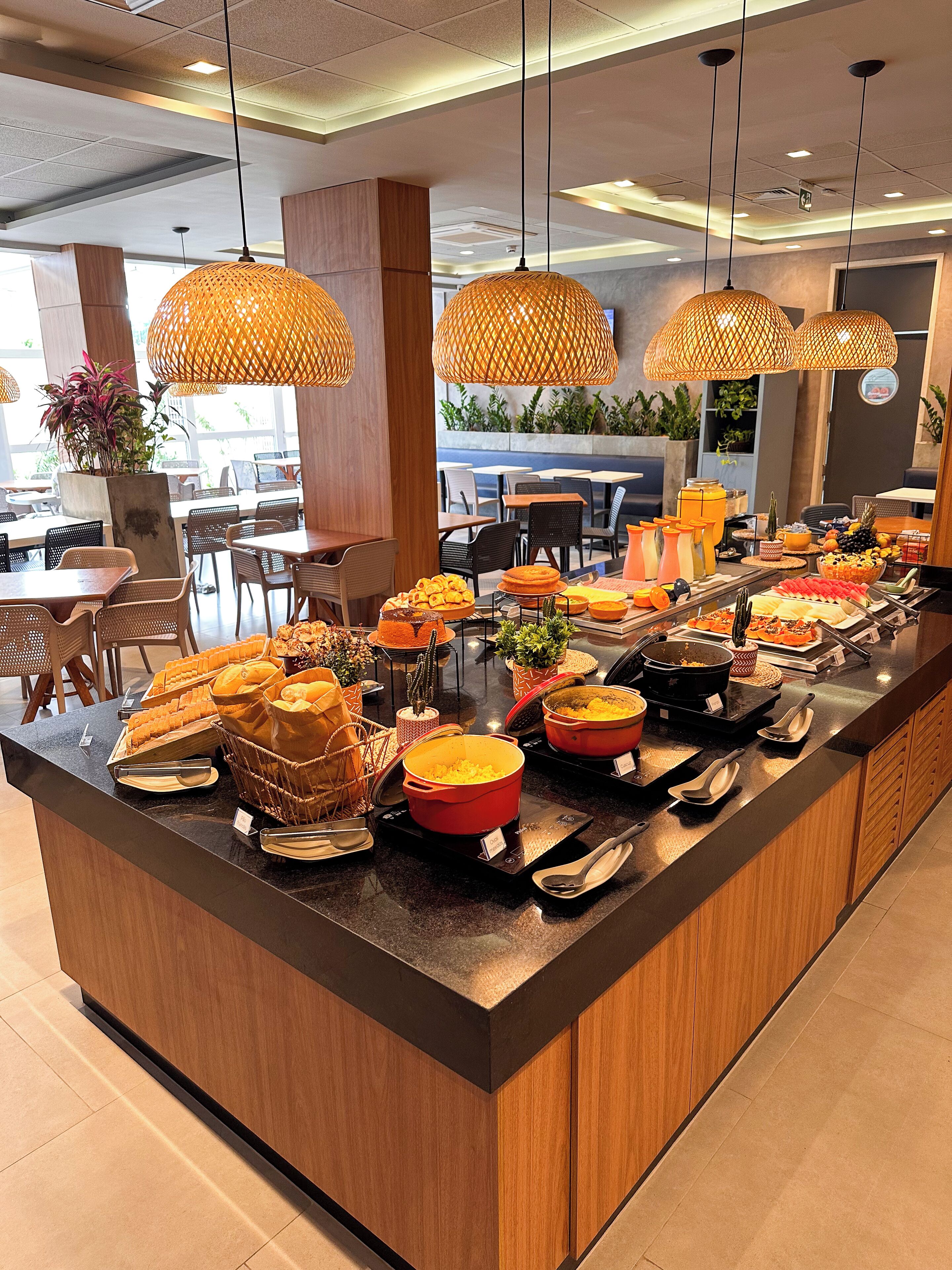 Petit déjeuner buffet (38 BRL par personne)