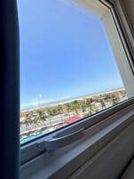 Apartamento de 1 Quarto com Vista do Mar. | Escritorio, sistema de insonorización, wifi gratis y ropa de cama