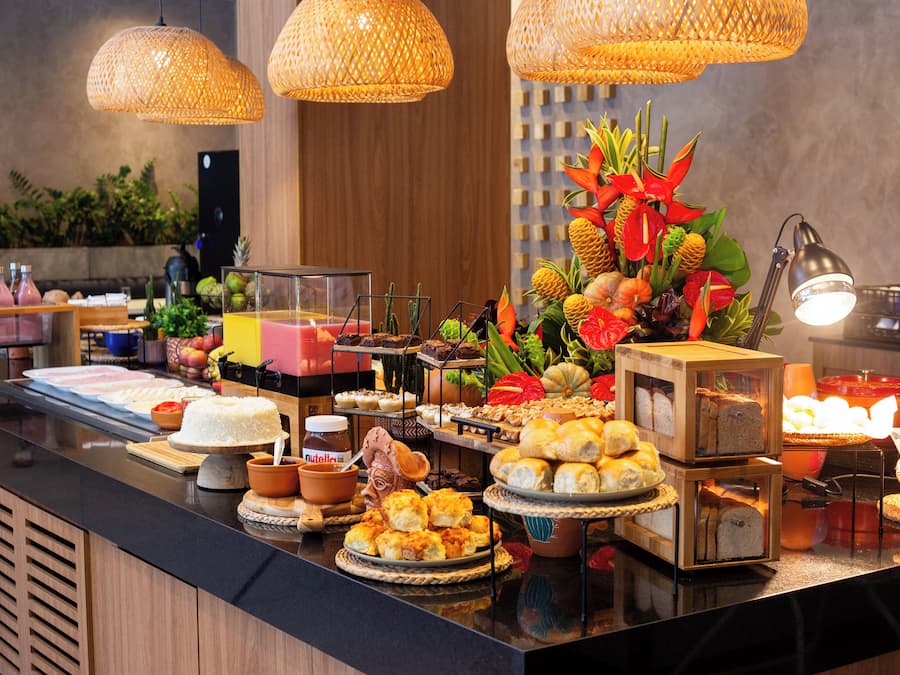 Se ofrece un desayuno bufé todos los días (38 BRL por persona)