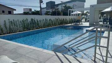 Piscina a l'aire lliure i gandules