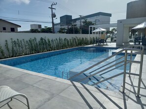 Outdoor pool, pool loungers - Celi Connect Hotel Orla Aracaju (Aracaju)
