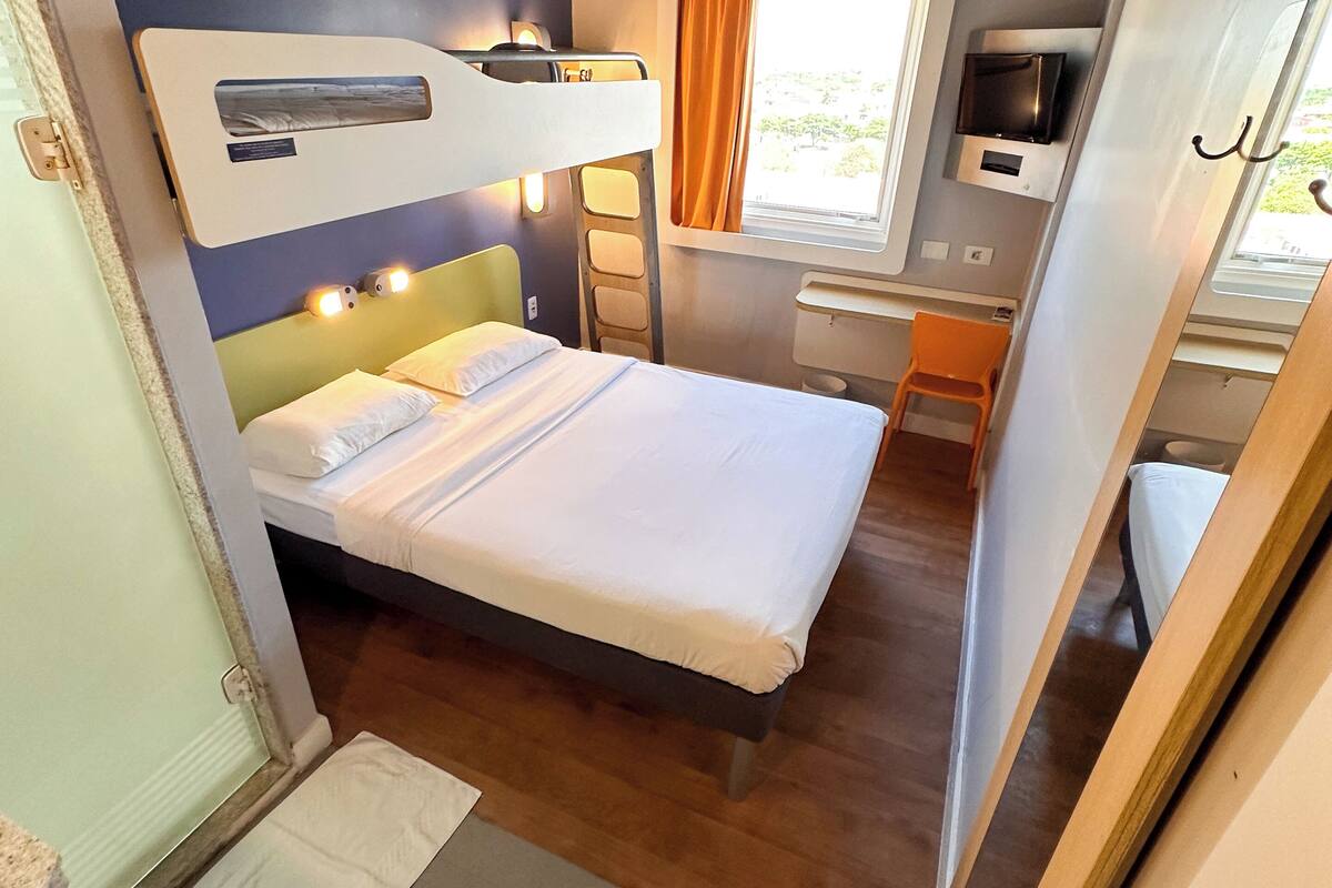 Apartamento de 1 Quarto com Cama de Casal e Cama de Solteiro | 1 slaapkamer, een bureau, geluiddichte muren, gratis wifi