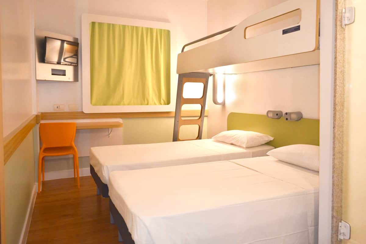 Escrivaninha, quartos à prova de som, Wi-Fi de cortesia, roupa de cama