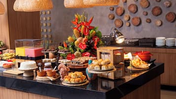 Daily buffet breakfast (BRL 38 per person)