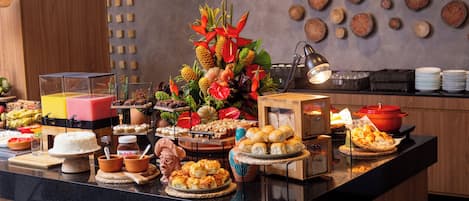 Daily buffet breakfast (BRL 38 per person)