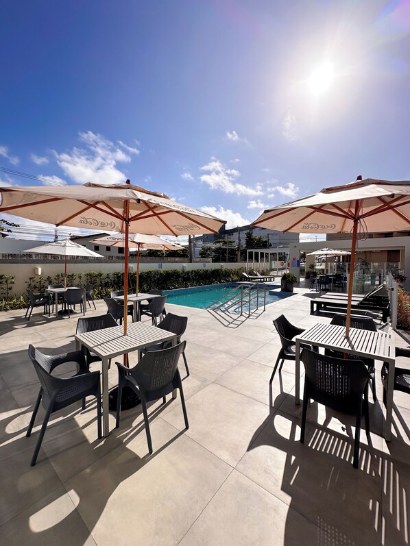 Piscine extérieure, chaises longues