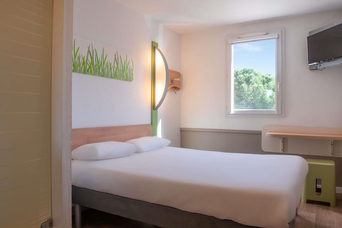 double room | desk, blackout curtains, free wifi, bed sheets