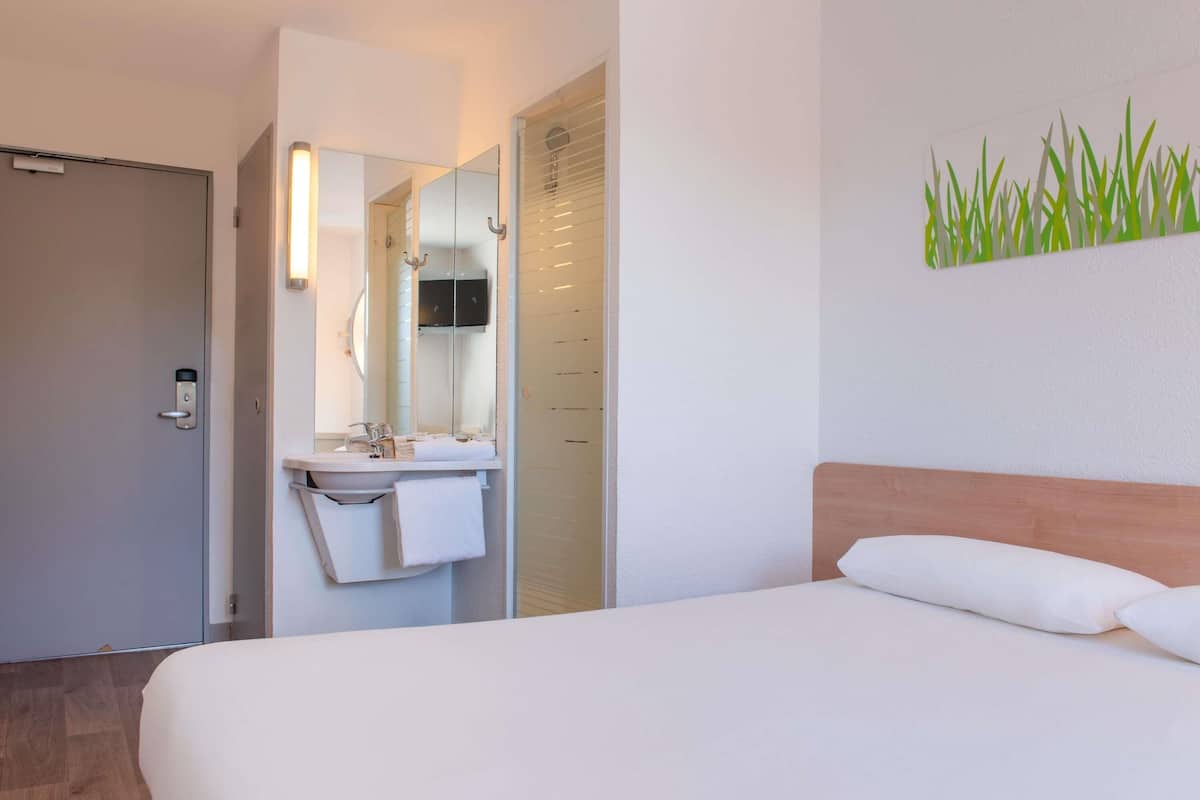 Chambre Double | Bureau, rideaux occultants, Wi-Fi gratuit, draps fournis