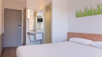 Double Room | Bilik Mandi | Pancuran mandi, kelengkapan dandanan diri mesra alam, tuala disediakan