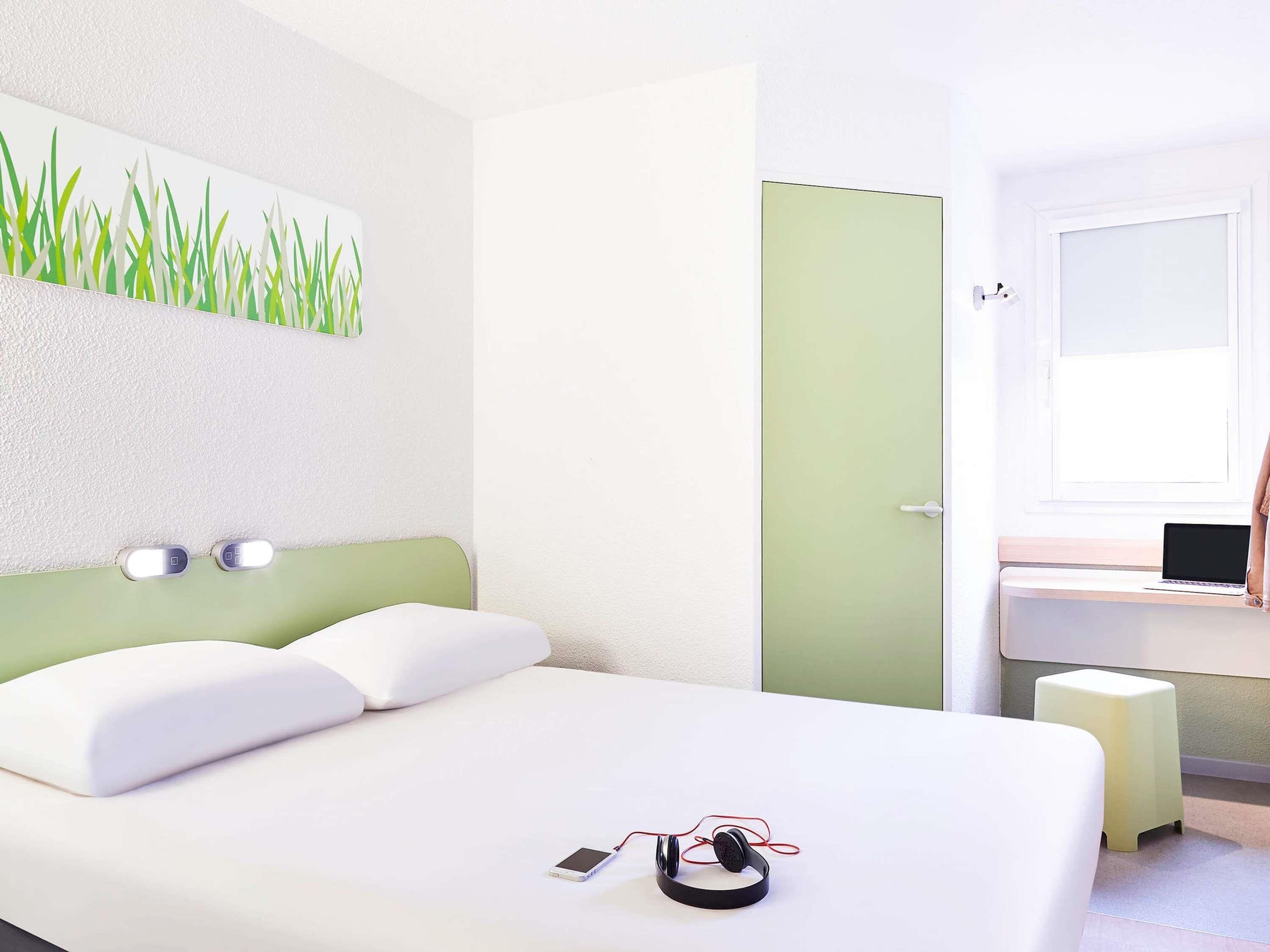 Escritorio, cortinas opacas, wifi gratis y ropa de cama