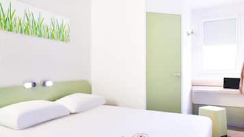 Escritorio, cortinas opacas, wifi gratis y ropa de cama