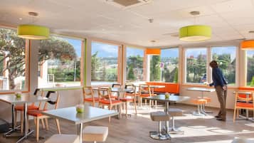 Tägliches Frühstücksbuffet gegen Gebühr