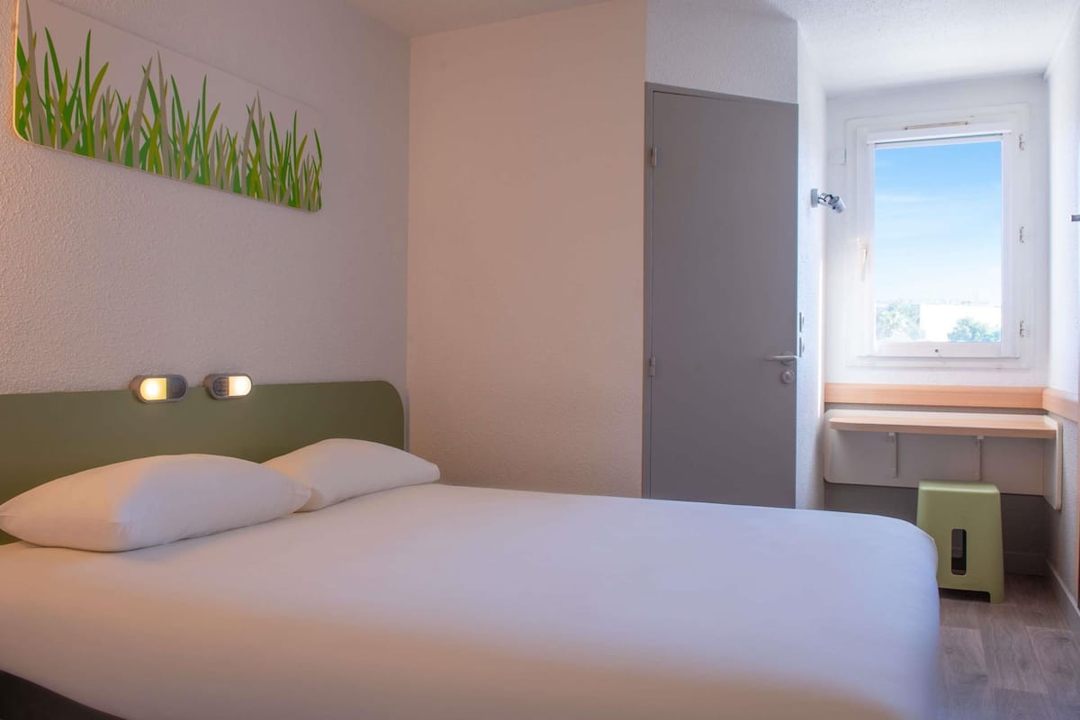 double room | desk, blackout curtains, free wifi, bed sheets