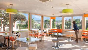 Petit déjeuner buffet (9.20 EUR par personne)