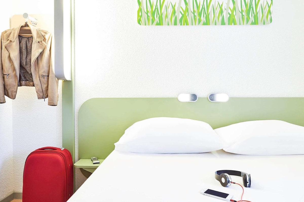 Habitación doble | Escritorio, cortinas blackout, wifi gratis y ropa de cama