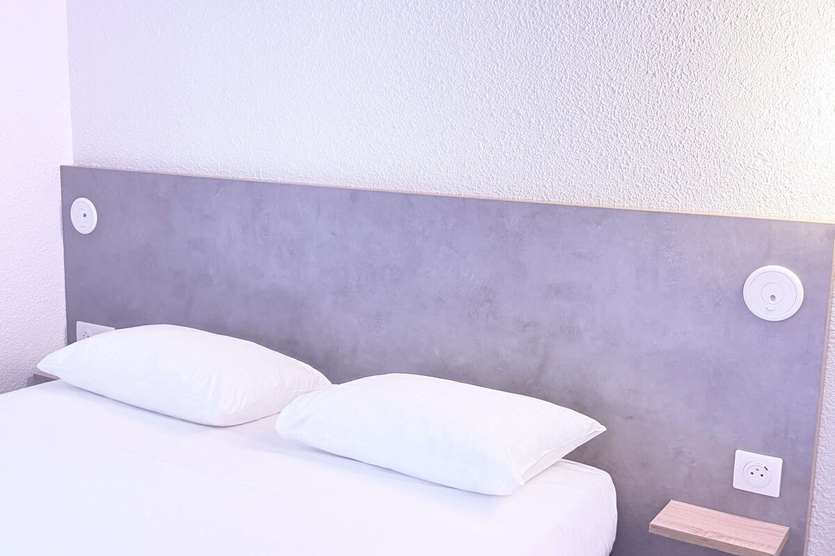 Chambre Double | Bureau, rideaux occultants, Wi-Fi gratuit, draps fournis