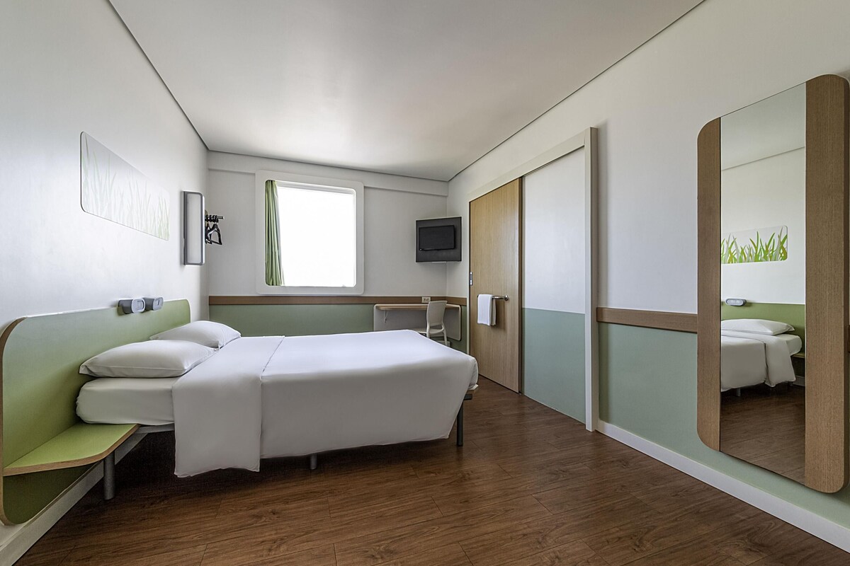 Standard Apartment, 1 Double Bed, Accessible | Desk, iron/ironing board, WiFi (free), bed sheets