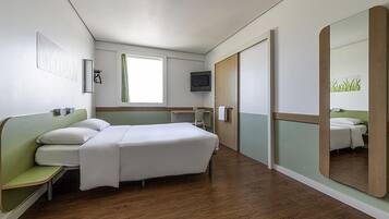 Apartamento standard, 1 cama de casal, acessível | Escrivaninha, ferros/tábuas de passar roupa, Wi-Fi de cortesia