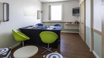 Skrivbord, strykjärn/strykbräda, gratis wi-fi och sängkläder