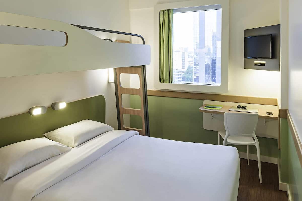 Quarto standard, 1 cama de casal | Escrivaninha, ferros/tábuas de passar roupa, Wi-Fi de cortesia