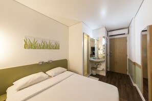 Skrivebord, strykejern/-brett, wi-fi (inkludert) og sengetøy