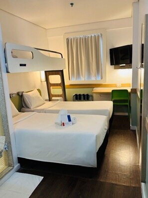 Kamar Superior, 3 Tempat Tidur Twin | Meja kerja, setrika/meja setrika, Wi-Fi gratis, dan seprai linen