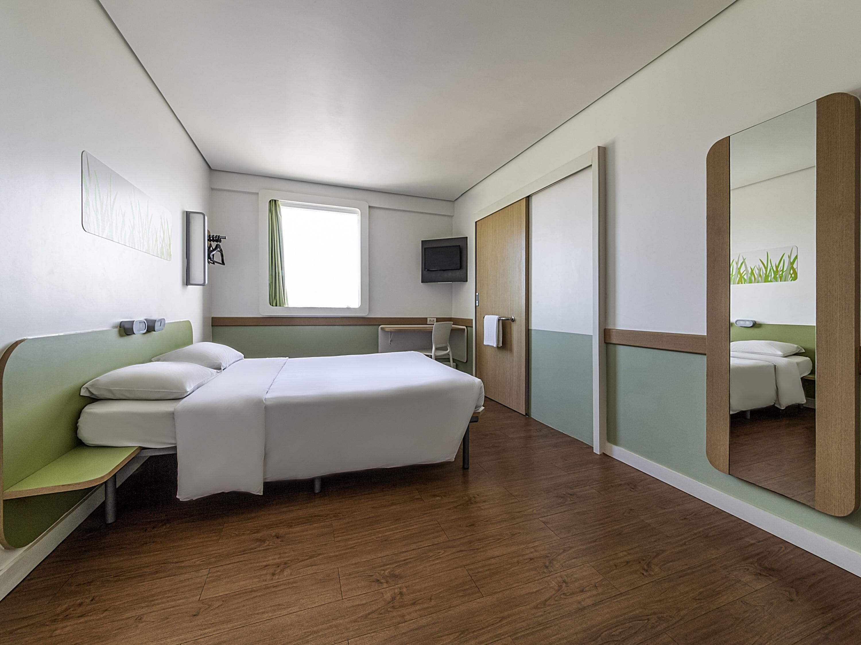 Apartament estàndard, 1 llit doble, accessible | Escriptori, planxa i posts de planxar, wifi gratuïta i roba de llit 