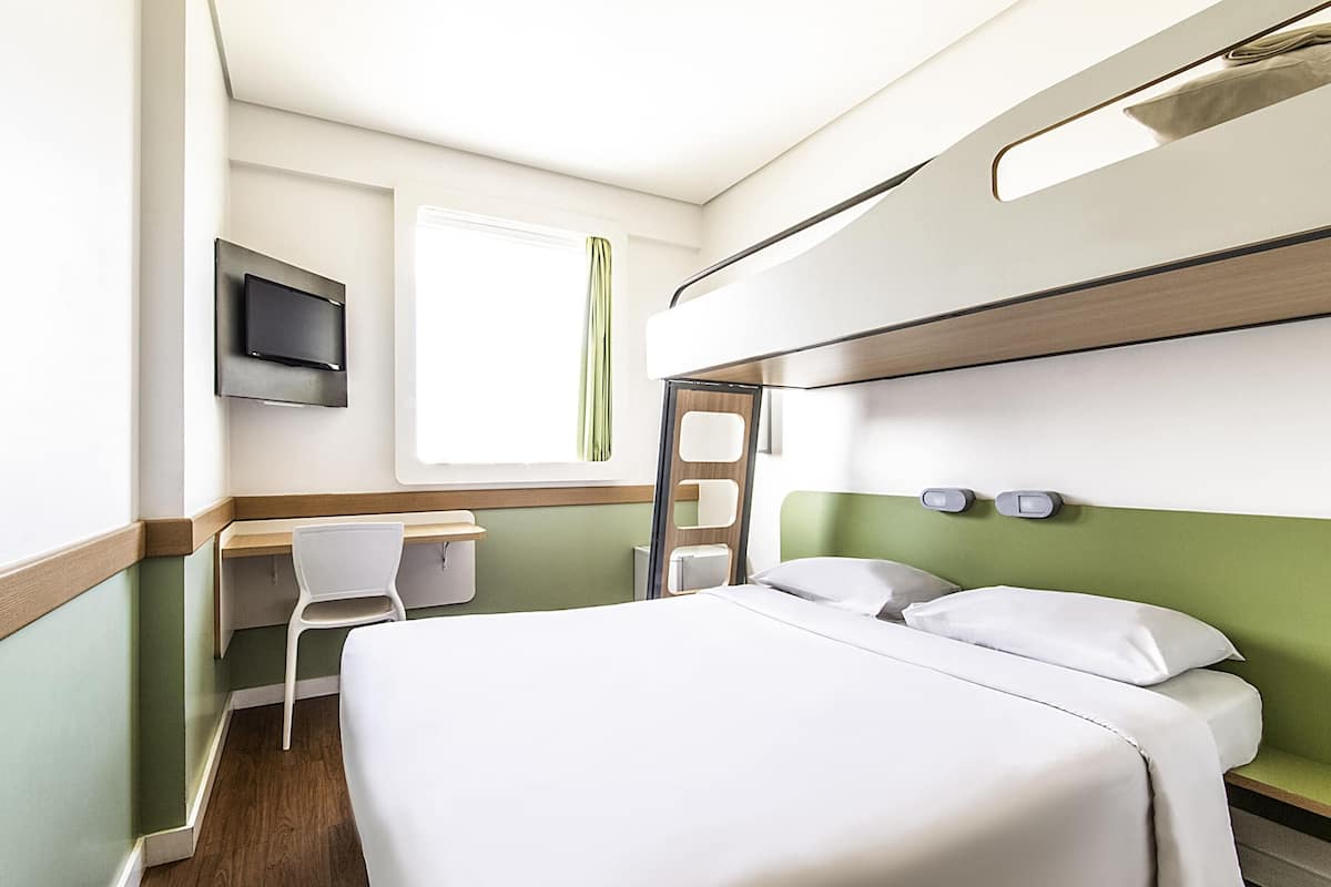 Escritorio, tabla de planchar con plancha, wifi gratis y ropa de cama