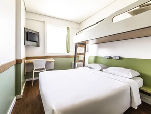 Escritorio, tabla de planchar con plancha, wifi gratis y ropa de cama 