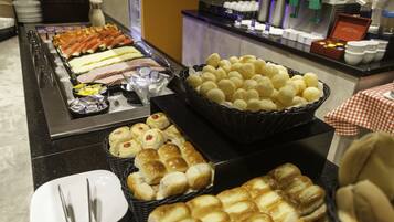 Desayuno continental (BRL 39 por persona)