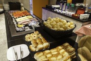 Desayuno continental (BRL 39 por persona) 