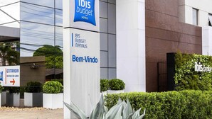 A modern hotel entrance with a sign for ibis budget hotels. - ibis budget Manaus (Manaus)