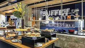 A buffet area with various food items and a coffee station. - ibis budget Manaus (Manaus)