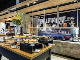 Desayuno continental diario (BRL 42 por persona)